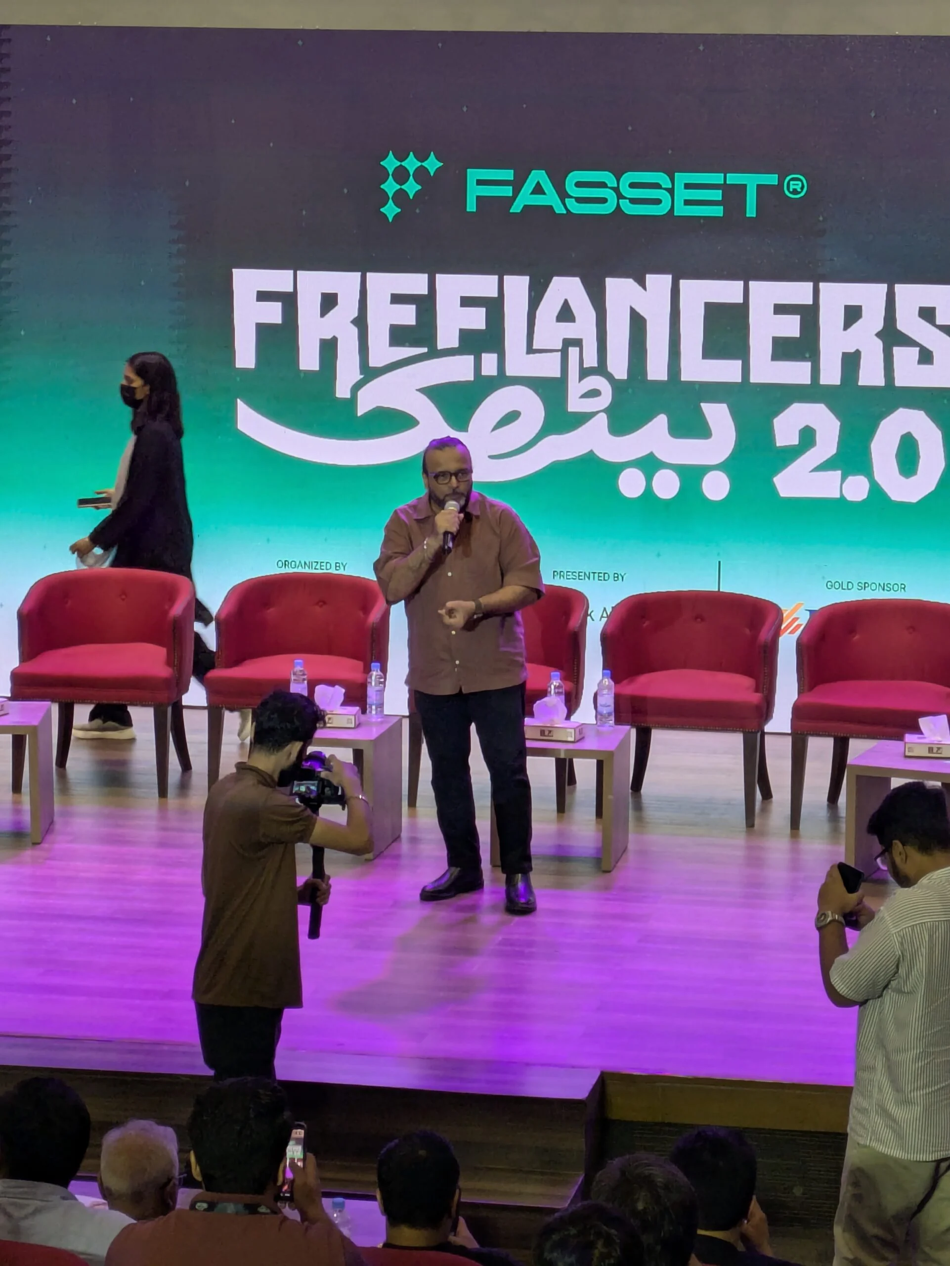 Imran Ali Dina, GFXMentor, speaking on stage at Freelance Baithek 2.0